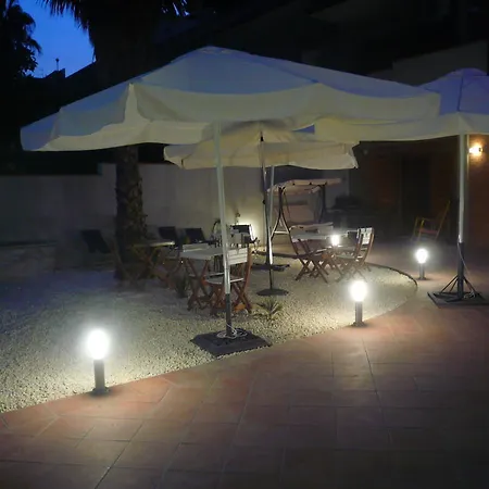 فندق مبيت وإفطار Blu E Il Castello آتْشّي كاستيلّو